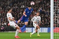 2022年サッカーW杯カタール大会欧州予選グループI、イングランド対アルバニア。先制点を決めるイングランドのハリー・マグワイア（中央、2021年11月12日撮影）。(c)Glyn KIRK / AFP
