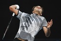 全豪オープンテニス、男子シングルス4回戦。サーブを打つロジャー・フェデラー（2017年1月22日撮影）。(c)AFP/SAEED KHAN