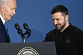 米首都ワシントンで開催された北大西洋条約機構（NATO）首脳会議関連の会合で、ジョー・バイデン米大統領が、ウクライナのウォロディミル・ゼレンスキー大統領をロシアのウラジーミル・プーチン大統領と誤って紹介した後の両者（2024年7月11日撮影）。(c)Brendan Smialowski / AFP