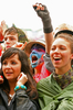 2007年6月23日、サマセット（Somerset）のピルトン（Pilton）で開催されている「グラストンベリー・フェスティバル（Glastonbury Festival）」で、英ポップ歌手リリー・アレン（%%Lily Allen%%）の演奏に合わせて盛り上がる観客。(c)AFP/CARL DE SOUZA