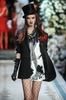 ニューヨーク市内ピエール ホテル（The Pierre Hotel）で開催された「ランバン フォー H&amp;M（Lanvin for H&amp;M）」のオートクチュール・ファッションショー（2010年11月18日撮影）。（c）AFP/Getty Images/Jamie McCarthy