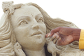 2007年7月23日、ドイツ西部ヴィッテン（Witten）の砂祭り「Sandfestival Ruhr」の会場で砂の像の制作にいそしむインド出身のアーティストCarver Sudarsan Pattnaikさん。(c)AFP/DDP/MICHAEL GOTTSCHALK