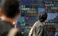 都内の証券会社前の株価ボードで、株価をチェックする男性（2008年10月17日撮影）。(c)AFP/Toru YAMANAKA