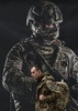 ウクライナの首都キーウで、軍への入隊を呼び掛けるポスターの前を歩くウクライナ兵（2024年4月23日撮影）。(c)Sergei SUPINSKY / AFP