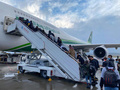 ベラルーシ・ミンスクの空港で、イラクへの帰国便に乗り込む移民。イラク運輸省提供（2021年11月18日撮影）。(c)AFP PHOTO / HO / IRAQI MINISTRY OF TRANSPORTATION