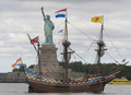 1609年に英国人探検家ヘンリー・ハドソン（Henry Hudson）が、オランダ船「ハーフ・ムーン（Half Moon）」号で現在の米ニューヨーク（New York）州ニューヨーク湾（New York Harbor）に到達してから400年を記念する行事のひとつとして、現地で米蘭友好式典が催された。
写真は、ニューヨーク湾で「自由の女神（Statue of Liberty）」像の前を航行するハーフ・ムーン号の復元船（2009年9月13日撮影）。(c)AFP/DON EMMERT