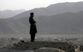 アフガニスタン・カブール（Kabul）で、祈りをささげるイスラム教徒の男性（2008年10月21日撮影）。(c)AFP/Manpreet ROMANA