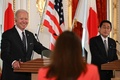 東京・元赤坂の迎賓館で会談後、共同記者会見を行うジョー・バイデン米大統領（左）と岸田文雄首相（右、2022年5月23日撮影）。 (c)SAUL LOEB / AFP