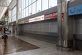 スペインのテネリフェ・スール空港で、新型コロナウイルス流行の影響で閉鎖された店舗前を歩く女性（2020年7月28日撮影、資料写真）。(c)DESIREE MARTIN / AFP