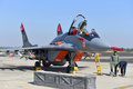 インド・ベンガルールで、ロシア製ミグ29戦闘機を清掃する空軍兵（2019年2月18日撮影）。(c)MANJUNATH KIRAN / AFP
