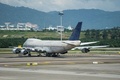 マレーシアのクアラルンプール国際空港で、駐機されたままのボーイング747-200F型機（2015年12月8日撮影）。(c)AFP/MOHD RASFAN