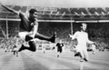 1963年のヨーロッパチャンピオンズカップ（European Cup）決勝、ACミラン（AC Milan）戦でシュートを放つベンフィカ（Benfica）のエウゼビオ（Eusebio da Silva Ferreira、左、1963年5月22日撮影）。(c)AFP/CENTRAL PRESS