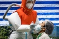 タイの首都バンコクの市場前で、新型コロナウイルス検査を行う医療従事者（2021年9月4日撮影）。(c)Jack TAYLOR / AFP