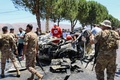 レバノン・キアラで、イスラエル軍の空爆で「ジェマ・イスラミア」の司令官が殺害されたとされる現場に集まる治安部隊員ら（2024年6月22日撮影）。(c)Hassan JARRAH / AFP