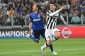 サッカー欧州チャンピオンズリーグ2014-15準々決勝第1戦、ユベントス対ASモナコ。ボールを競り合うASモナコのリカルド・カルバーリョ（左）とユベントスのアルバロ・モラタ（2015年4月14日撮影）。(c)AFP/GIUSEPPE CACACE