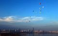 中国南部・海南（Hainan）省海口（Haikou）から瓊州海峡（Qiongzhou Strait）を越える熱気球（2013年6月18日撮影）。(c)AFP