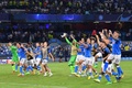 サッカー欧州チャンピオンズリーグ、グループA第1節、ナポリ対リバプール。サポーターと勝利を喜ぶナポリの選手（2022年9月7日撮影）。(c)Alberto PIZZOLI / AFP