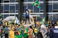 ブラジルの首都ブラジリアの大統領府の敷地に侵入したジャイル・ボルソナロ前大統領支持者（2023年1月8日撮影）。(c)Sergio Lima / AFP