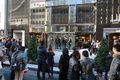 12月16日にダンヒル銀座本店で行われたモデル5人によるイベントの様子。ダンヒルの旗を持ったモデルたちは、最新コレクションに身を包んで銀座の街を闊歩した（2012年12月16日撮影）。(c)Alfred Dunhill