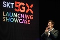 第5世代（5G）移動通信システム対応の携帯通信向けサービス開始に関するイベントに出席する韓国通信大手SKテレコムの朴正浩（パク・ジュンホ）最高経営責任者（CEO）。韓国ソウルにて（2019年4月3日撮影）。(c)Ed JONES / AFP