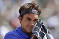 全仏オープンテニス、男子シングルス1回戦。汗をぬぐうロジャー・フェデラー（2015年5月24日撮影）。(c)AFP/MIGUEL MEDINA
