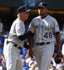 18MLB、ナ・リーグ西地区優勝決定戦、ロサンゼルス・ドジャース対コロラド・ロッキーズ。先発投手のヘルマン・マルケス（右）に指示を出すコロラド・ロッキーズのバド・ブラック監督（2018年10月1日撮影）。(c)Jayne Kamin-Oncea/Getty Images/AFP