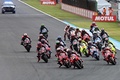 ロードレース世界選手権、第16戦日本GP。ターン1に入るレッドブル・ガスガス・テック3のペドロ・アコスタ（中央手前）ら（2024年10月6日撮影）。(c)Toshifumi KITAMURA / AFP