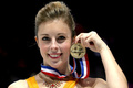 フィギュアスケート全米選手権（2013 Prudential U.S. Figure Skating Championships）、女子シングル・フリースケーティング（FS）。優勝を飾り表彰式で笑顔を見せるアシュリー・ワグナー（Ashley Wagner、2013年1月26日撮影）。(c)AFP/Getty Images/Matthew Stockman