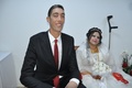 トルコ南東部マルディン（Mardin）で結婚式を挙げた、世界一の長身男性スルタン・キョセン（Sultan Kosen）さんとシリア出身の新婦（2013年10月27日撮影）。(c)AFP/MEHMET ENGIN