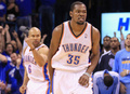 12-13NBAは5日、カンファレンス準決勝（7回戦制）が行われ、オクラホマシティ・サンダー（Oklahoma City Thunder）は93-91でメンフィス・グリズリーズ（Memphis Grizzlies）との初戦を制した。

試合終盤に得点を挙げ喜ぶオクラホマシティ・サンダーのケビン・デュラント（Kevin Durant、右、2013年5月5日撮影）。(c)AFP/Getty Images/Ronald Martinez