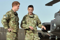 アフガニスタンのバスティオン基地（Camp Bastion）に到着し、英陸軍のヘリコプターパイロットとして任務を開始した英国のヘンリー王子（Prince Harry）。アフガニスタンの旧支配勢力タリバン（Taliban）は10日、ヘンリー王子を断固として殺害すると述べた（2012年9月7日撮影）。(c)AFP/JOHN STILLWELL
