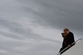 米大統領専用機「エアフォースワン」でメリーランド州のアンドリュース空軍基地に到着したドナルド・トランプ大統領（手前）と妻のメラニア氏（2020年12月31日撮影）。(c) ANDREW CABALLERO-REYNOLDS / AFP