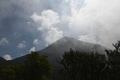 噴火するグアテマラのパカヤ山（2021年2月9日撮影）。(c)Johan ORDONEZ / AFP