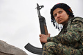 トルコ国境に近いシリア北部アルカタニヤの訓練キャンプで武器を持って遠くを見据える、クルド人組織「民主統一党（PYD）」女性防衛部隊（YPJ）の女性戦闘員（2015年2月13日撮影）。(c)AFP/DELIL SOULEIMAN