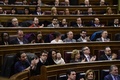 スペインで招集された下院議会で、赤ちゃんを連れて出席したカロリーナ・ベスカンサ議員（手前から2列目の左から3人目、2016年1月13日撮影）。(c)AFP/PIERRE-PHILIPPE MARCOU