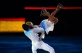 ソチ冬季五輪、フィギュアスケート・エキシビションの演技に臨むアリオナ・サフチェンコ（Aliona Savchenko）/ロビン・ショルコウィー（Robin Szolkowy）組（2014年2月22日撮影）。(c)AFP/JOHN MACDOUGALL