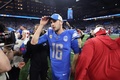 23NFL、カンファレンス準決勝、デトロイト・ライオンズ対タンパベイ・バッカニアーズ。試合に勝利し、フィールドを後にするデトロイト・ライオンズのジャレッド・ゴフ（中央、2024年1月21日撮影）。(c)Gregory Shamus/Getty Images/ AFP