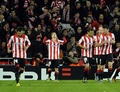 13-14スペイン1部リーグ第15節、アスレティック・ビルバオ（Athletic Bilbao）対FCバルセロナ（FC Barcelona）。得点を決め歓喜するアスレティック・ビルバオのイケル・ムニアイン（Iker Muniain、中央、2013年12月1日撮影）。(c)AFP/RAFA RIVAS