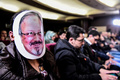 トルコ・イスタンブールで行われたジャマル・カショギ氏追悼イベントで、同氏のお面をかぶる男性（2018年11月11日撮影、資料写真）。(c)OZAN KOSE / AFP