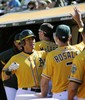 11MLB、オークランド・アスレチックス（Oakland Athletics）対シアトル・マリナーズ（Seattle Mariners）。7回に本塁に生還し、チームメイトとダグアウトで喜ぶアスレチックスの松井秀喜（Hideki Matsui、2011年4月3日撮影）。(c)AFP/Getty Images/Thearon W. Henderson