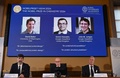 2024年ノーベル化学賞の受賞が決まった（左から）デビッド・ベイカー氏、デミス・ハサビス氏、ジョン・ジャンパー氏の写真。スウェーデン・ストックホルムの王立科学アカデミーで（2024年10月9日撮影）。(c)Jonathan NACKSTRAND / AFP 