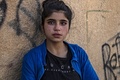 トルコとの国境沿いのシリア北東部の街に対するトルコ軍の爆撃を逃れ、ハサケの街にたどり着いて涙を流すシリア人の少女（2019年10月10日撮影）。(c)AFP / Delil Souleiman