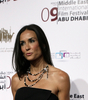 第3回中東国際映画祭（Middle East International Film Festival）が8日、アラブ首長国連邦の首都アブダビ（Abu Dhabi）で開幕し、米女優ヒラリー・スワンク（Hilary Swank）やデミ・ムーア（Demi Moore）が開会式に出席した。写真は、シンプルな黒のドレスにダイヤモンドと黒真珠のネックレスを合わせてレッドカーペットに姿を見せたムーア（2009年10月8日撮影）。(c)AFP/MARWAN NAAMANI