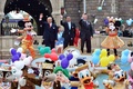 千葉県浦安市にある東京ディズニーランド（Tokyo Disneyland）が15日、開園30周年を迎えた。園内で開かれた記念セレモニーにはミッキーマウス（Mickey Mouse）やクマのプーさん（Winnie-the-Pooh）ら、おなじみの人気キャラクターたちが続々登場し、詰めかけた1万5000人のファンたちと喜びを分かち合った。

1983年に開園した東京ディズニーランドは現在、隣接する東京ディズニーシー（Tokyo DisneySea）とともに、「東京ディズニーリゾート（Tokyo Disney Resort）」として年間2500万人の来園者を集める国内有数の人気スポットとなっている。アジア各地からの観光客も多く、開園以来の総来園者数は日本の人口の4倍を超える5億6700万人に上る。

写真は記念セレモニーに登場したディズニーキャラクターたちと（左から）運営会社オリエンタルランド（Oriental Land）の加賀見俊夫（Toshio Kagami）会長、上西京一郎
（Kyoichiro Uenishi）社長、ウォルト・ディズニー・パーク＆リゾート（Walt Disney Parks and Resorts）のトーマス・スタッグス（Thomas Staggs）会長
（2013年4月15日撮影）。(c)AFP/Yoshikazu TSUNO
