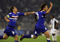 後半10分にゴールを決めチームメイトのアントニオ・カッサーノ（%%Antonio Cassano%%）から祝福を受けるサンプドリアのダニエレ・デッセーナ（%%Daniele Dessena%%、右）。（2008年10月23日撮影）(c)AFP/ANDREJ ISAKOVIC