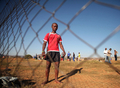 レソト・マセル（Maseru）でサッカーの試合を控える少年（2010年5月26日撮影）。(c)AFP/PABALLO THEKISO