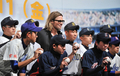ブラット・ピット（Brad Pitt）主演の新作映画『マネー・ボール（Moneyball）』のジャパンプレミアが9日、都内で開催され、来日中のピットがアンジェリーナ・ジョリー（Angelina Jolie）とともに登場した。同作品は11日から全国ロードショーとなる。写真は、被災地から招待した野球少年たちと記念撮影を行うピット（2011年11月9日撮影）。(c)AFP/KAZUHIRO NOGI