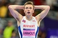 パリ五輪、陸上男子400メートルハードル決勝。2位に終わり、頭を抱えるノルウェーのカールステン・ワーホルム（2024年8月9日撮影）。(c)Martin  BERNETTI / AFP