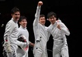 東京五輪、フェンシング男子エペ団体決勝を制し、歓喜する（左から）山田優選手、加納虹輝選手、見延和靖選手、宇山賢選手（2021年7月30日撮影）。(c)Fabrice COFFRINI / AFP
