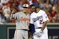 MLBオールスターゲーム2018。試合中に記念撮影をするナ・リーグのマット・ケンプ（右）とア・リーグのマニー・マチャド（2018年7月17日撮影）。(c)Patrick Smith/Getty Images/AFP